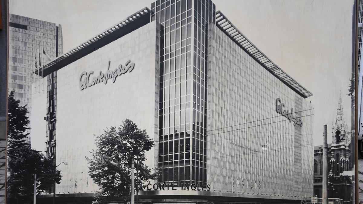 El Corte Inglés ocupa la segunda posición gracias a su Plan Director de Sostenibilidad 2025 2030. Imagen de su apertura en Bilbao en 1969.