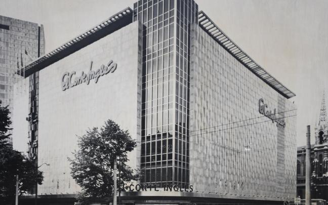 El Corte Inglés ocupa la segunda posición gracias a su Plan Director de Sostenibilidad 2025 2030. Imagen de su apertura en Bilbao en 1969.