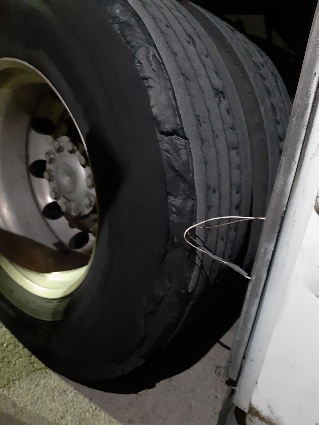 La rueda del autobús que quedó inutilizada.