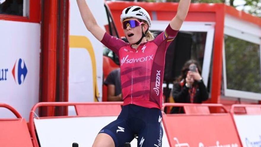 Vollering festeja la victoria de etapa que le da el liderato en la Vuelta femenina.