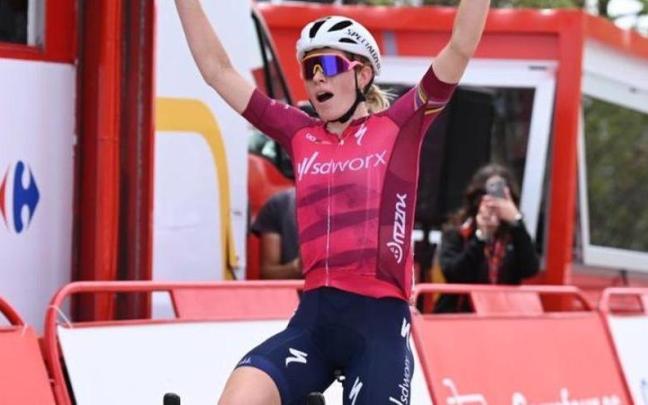 Vollering festeja la victoria de etapa que le da el liderato en la Vuelta femenina.
