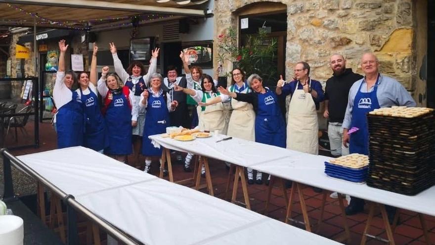 Integrantes de la Asociación de Comerciantes de Basauri antes del reparto del pintxo de bacalao solidario