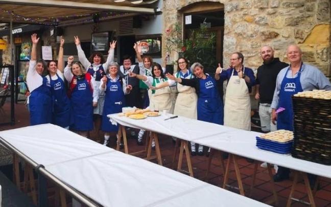 Integrantes de la Asociación de Comerciantes de Basauri antes del reparto del pintxo de bacalao solidario