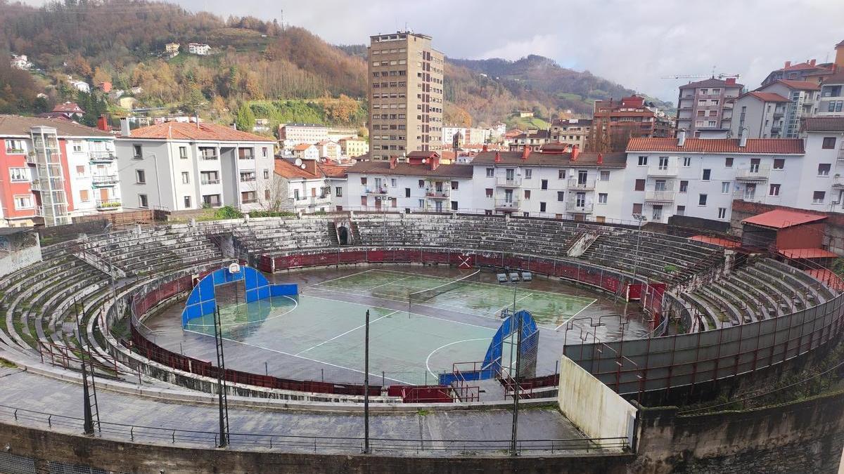 Vista actual de la plaza de toros de Eibar, fuera de uso como recinto de espectáculos taurinos desde hace años