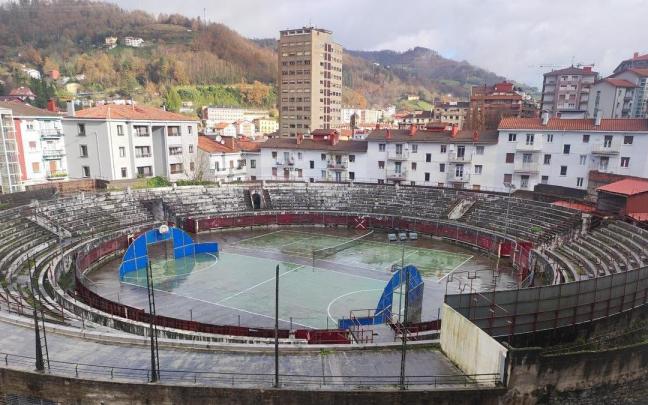 Vista actual de la plaza de toros de Eibar, fuera de uso como recinto de espectáculos taurinos desde hace años