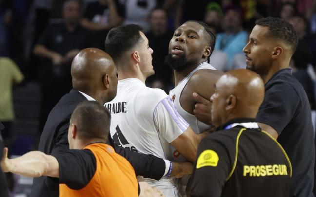 El ala-pívot del Real Madrid Guerschon Yabusele (3d) es controlado por sus compañeros durante el partido entre Real Madrid y Partizán. El ala-pívot del Real Madrid Guerschon Yabusele (3d) es controlado por sus compañeros durante el partido entre Real Madrid y Partizán.