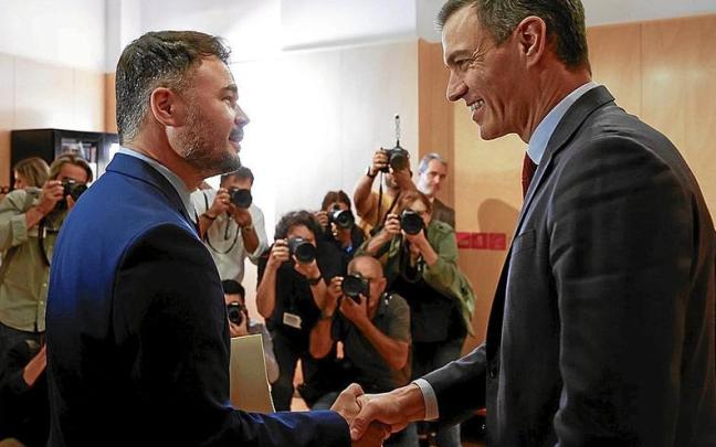 Gabriel Rufián y Pedro Sánchez se reunieron ayer poco después de que el socialista conversara por teléfono con Oriol Junqueras. | FOTO: EFE