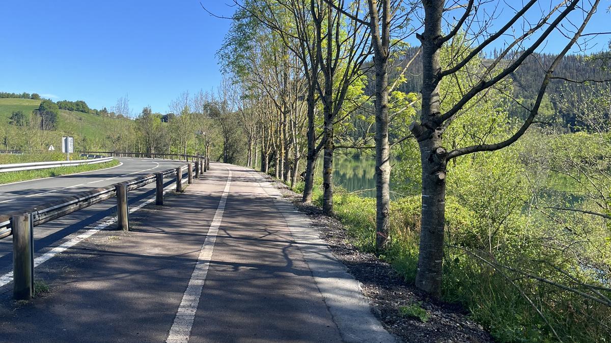 Se ha mejorado el firme del bidegorri que asciende desde Bañuetxe.
