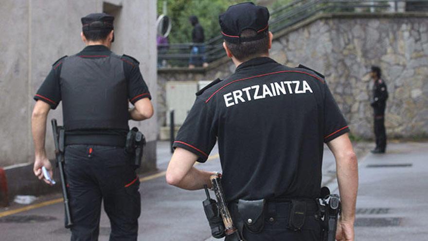 Agentes de la Ertzaintza.