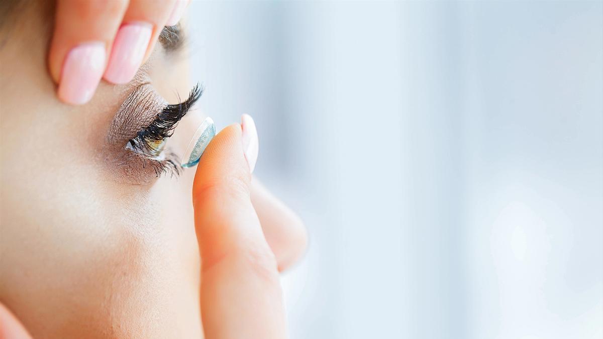 Los ópticos-optometristas recomiendan "extremar" la higiene a las personas que usan lentillas para evitar infecciones.