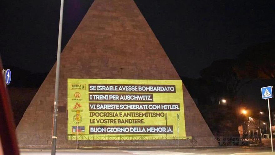 El cartel proyectado en la Pirámide Cestia de Roma (Italia), donde se acusa a varias ONG de antisemitismo.