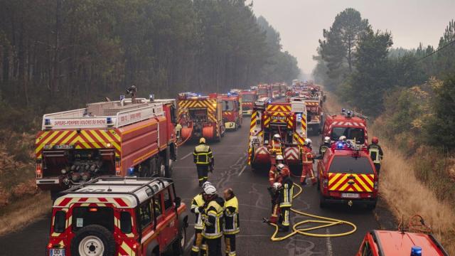 Decenas de bomberos luchan contra el fuego en la región de Burdeos.