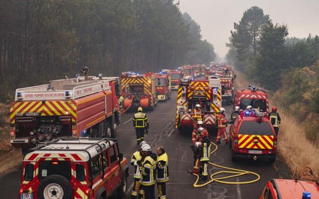Decenas de bomberos luchan contra el fuego en la región de Burdeos.