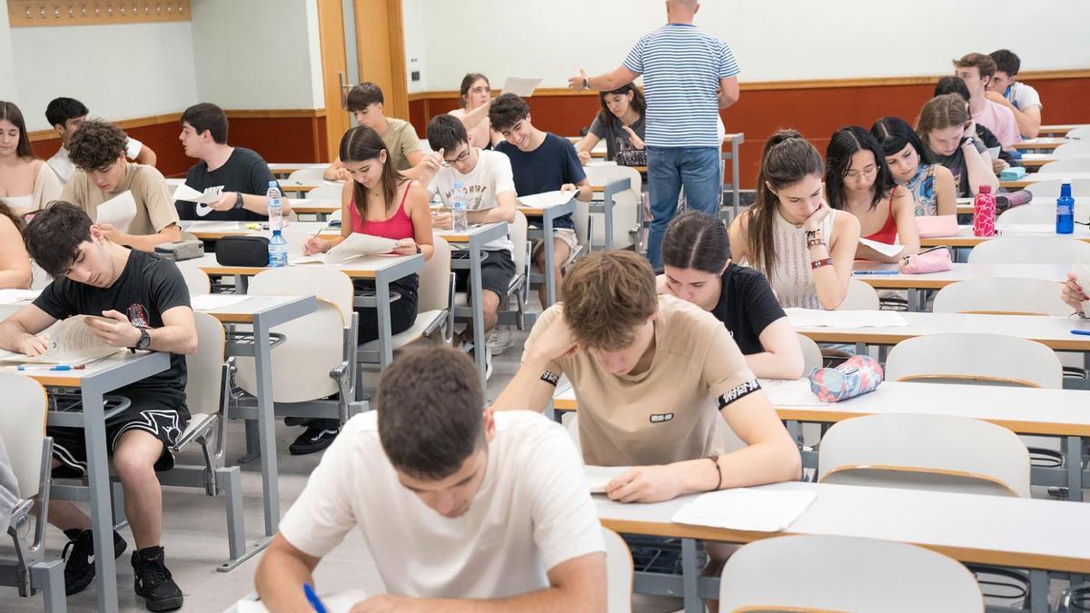 Estudiantes realizando la Evaluación de Acceso a la Universidad del año pasado.