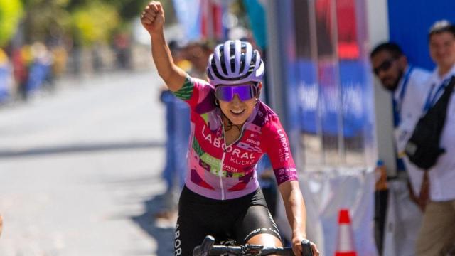 Paula Patiño festeja la victoria.