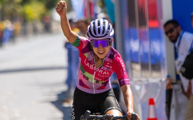 Paula Patiño festeja la victoria.