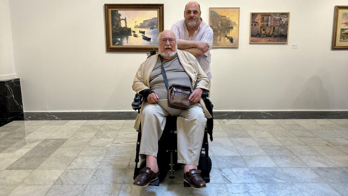 El pintor José Mensuro ‘Mensu’ junto a su hijo Asier, que es el comisario de la muestra que se puede visitar en la sala de exposiciones del Amaia Kultur Zentroa.