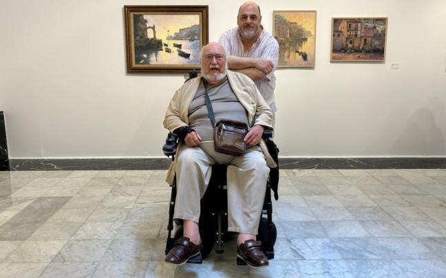 El pintor José Mensuro ‘Mensu’ junto a su hijo Asier, que es el comisario de la muestra que se puede visitar en la sala de exposiciones del Amaia Kultur Zentroa.
