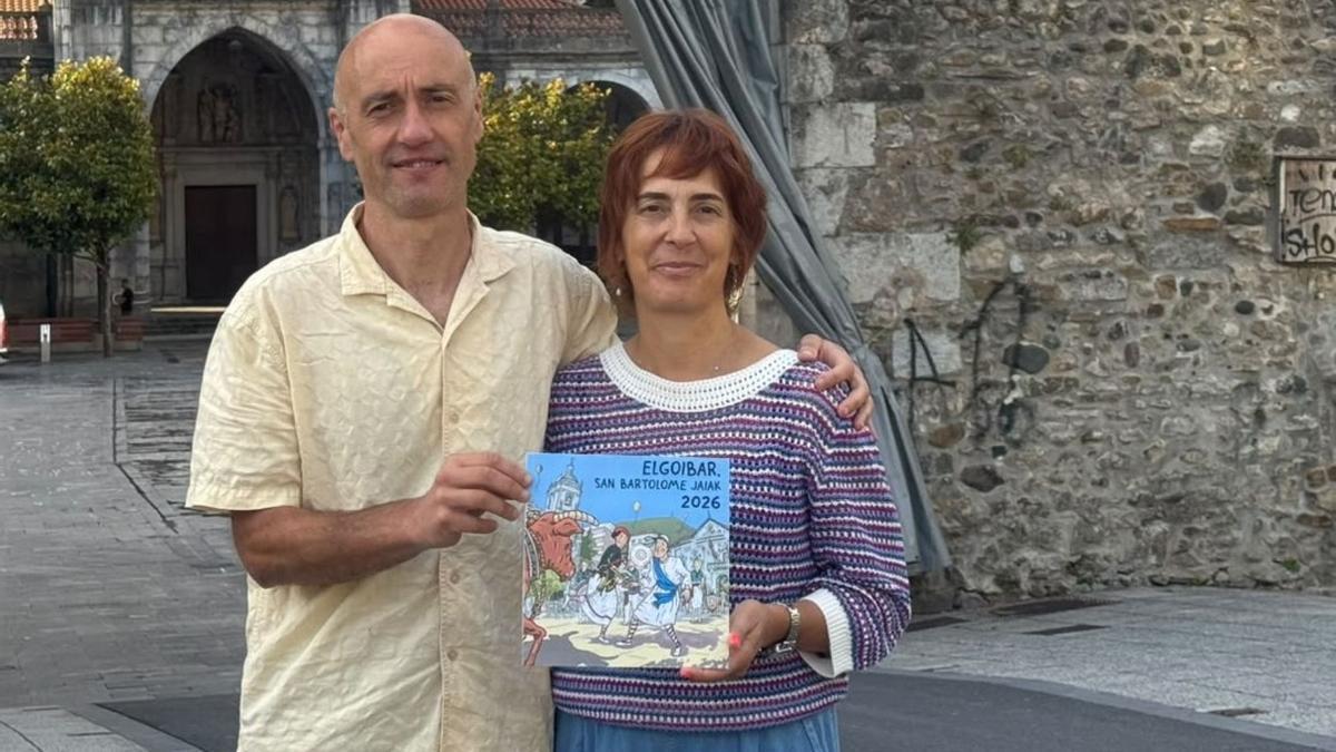 Ibon Serrano y la concejala de Cultura, Andrea Arriola, con el cartel ganador.