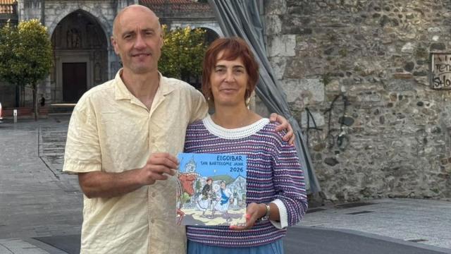 Ibon Serrano y la concejala de Cultura, Andrea Arriola, con el cartel ganador.