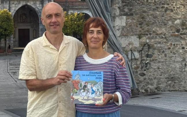 Ibon Serrano y la concejala de Cultura, Andrea Arriola, con el cartel ganador.