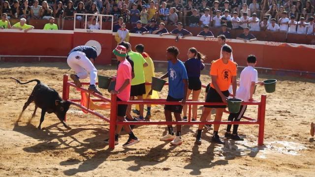 La vaquilla y algunos de los jóvenes que participaron en el Grand Prix.