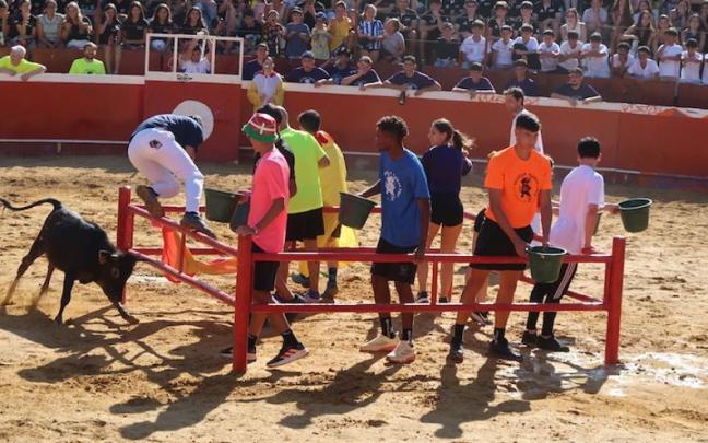 La vaquilla y algunos de los jóvenes que participaron en el Grand Prix.