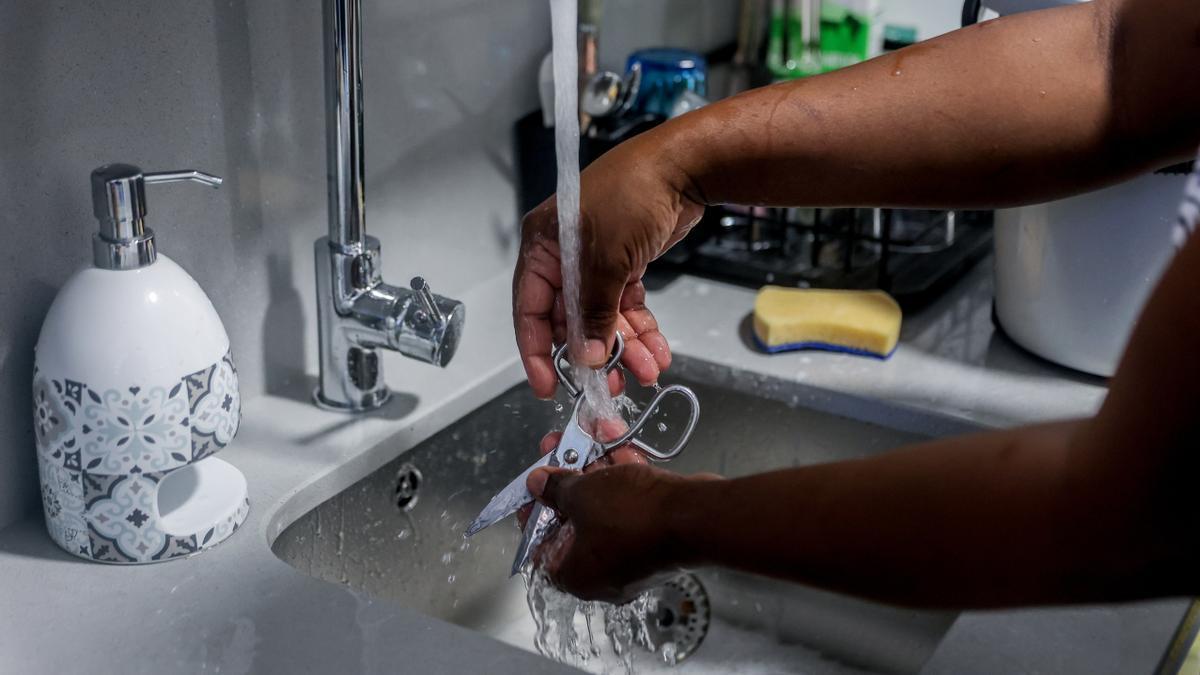 Una mujer trabaja en el hogar.