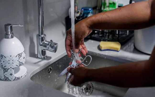 Una mujer trabaja en el hogar.