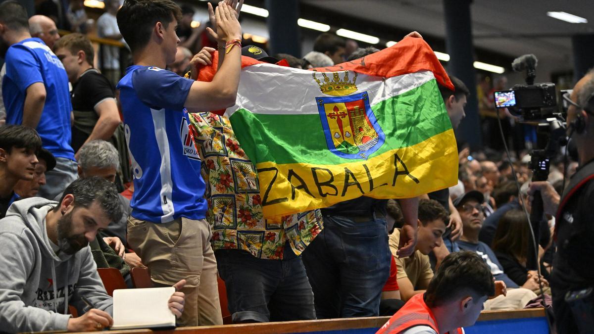 Javier Zabala supera a Iker Larrazabal en el Manomanista en el partido disputado en el frontón del Club Deportivo de Bilbao.