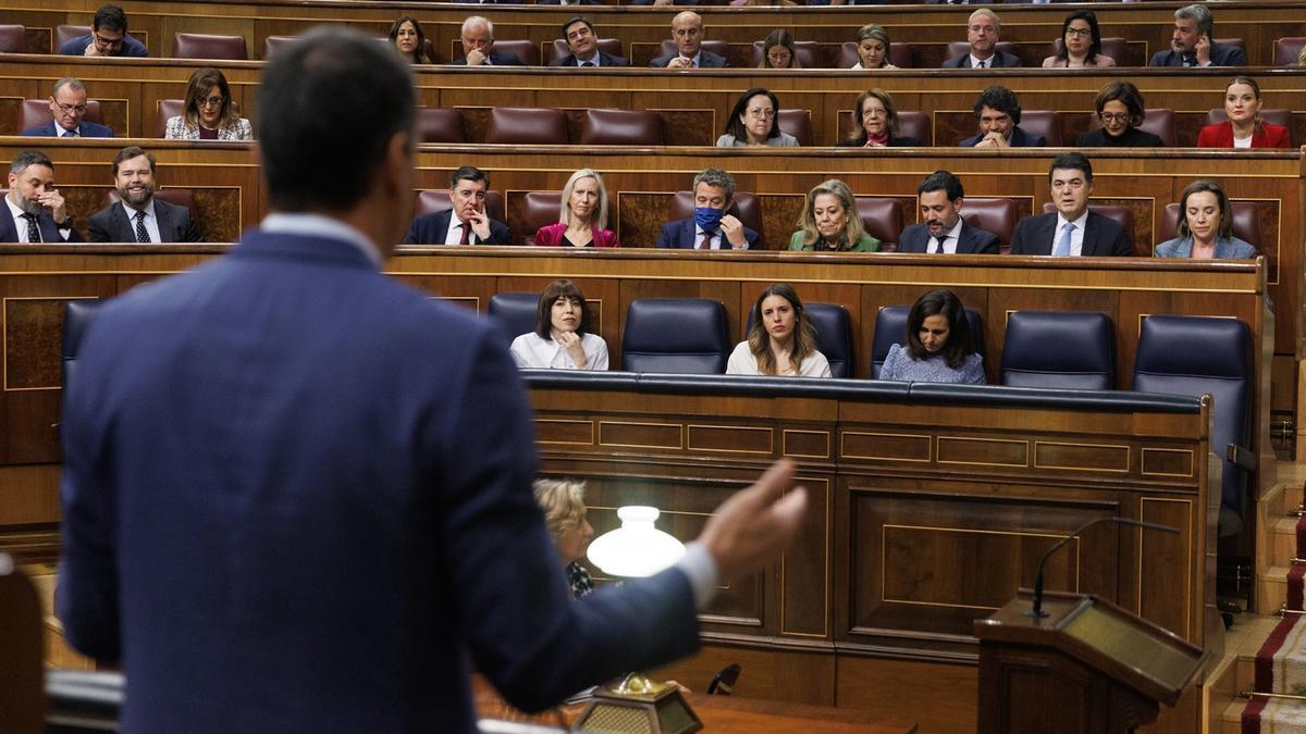 Pedro Sánchez, dirigiéndose ayer en el Congreso a la bancada del PP.