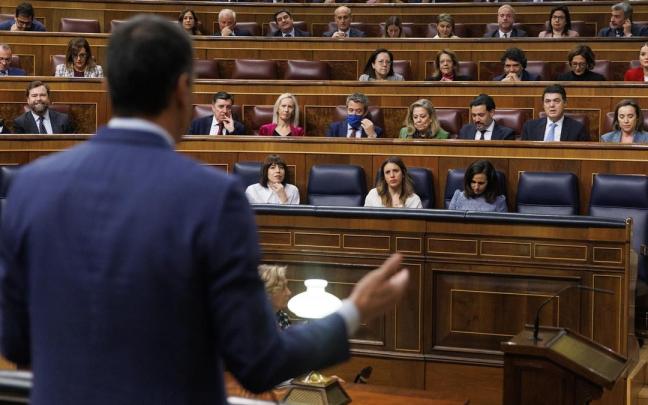 Pedro S&aacute;nchez, dirigi&eacute;ndose ayer en el Congreso a la bancada del PP.