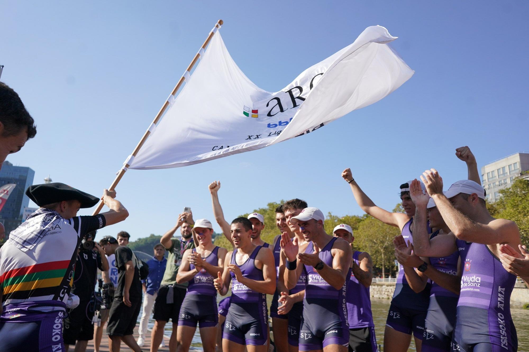 Markel Lujua ondea la bandera que acredita a Santurtzi como campeona de la Liga ARC / DEIA