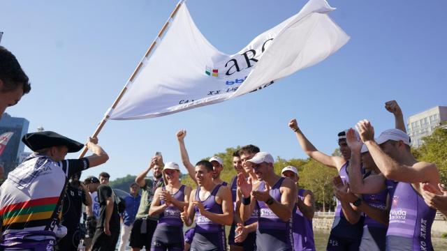 Markel Lujua ondea la bandera que acredita a Santurtzi como campeona de la Liga ARC / DEIA