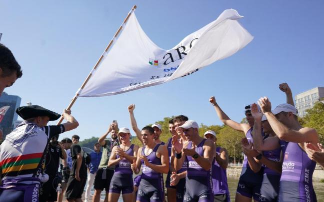 Markel Lujua ondea la bandera que acredita a Santurtzi como campeona de la Liga ARC / DEIA
