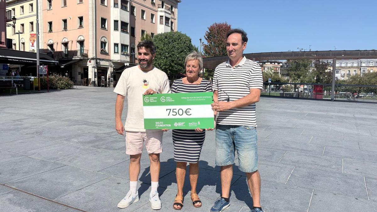 Borja Olazabal, delegado de Deportes de Irun, Gema Landache, representante de la Asociación Contra el Cáncer, e Ibon Muñoz, gerente del BAT.