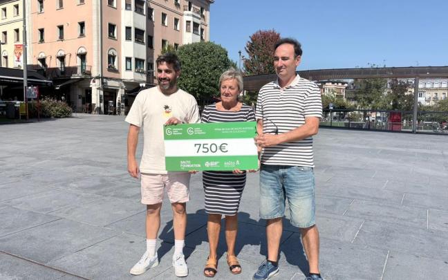 Borja Olazabal, delegado de Deportes de Irun, Gema Landache, representante de la Asociación Contra el Cáncer, e Ibon Muñoz, gerente del BAT.