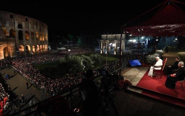 El papa Francisco, durante un Via Crucis pasado