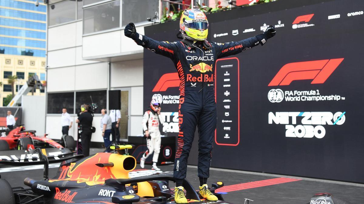 'Checo' Pérez celebra su triunfo en Bakú.