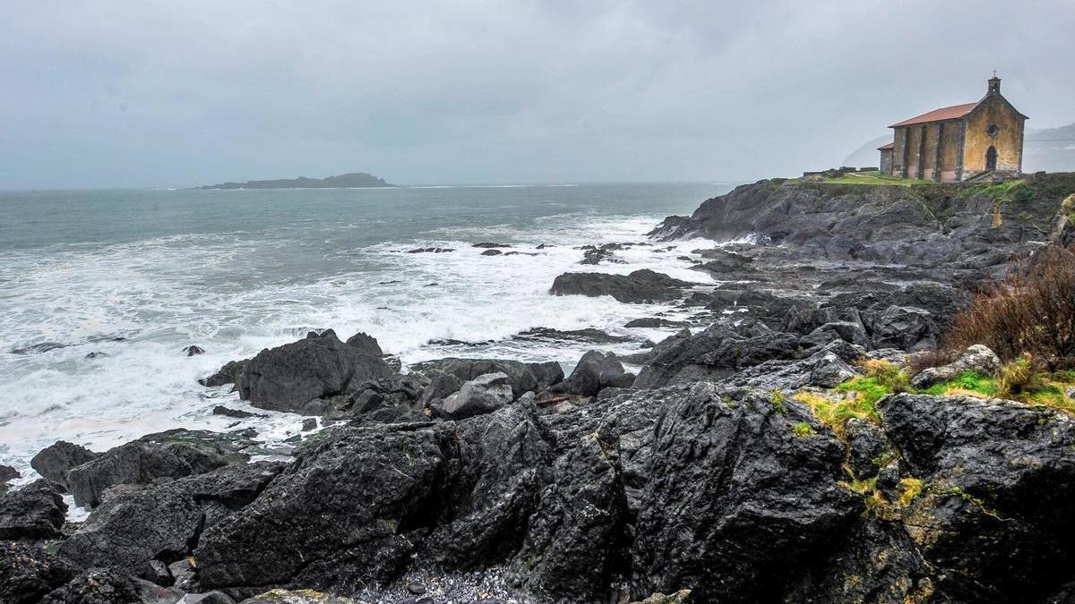 Vistas de la ermita de Santa Catalina, cercana a la playa "secreta" de Hondartzape.