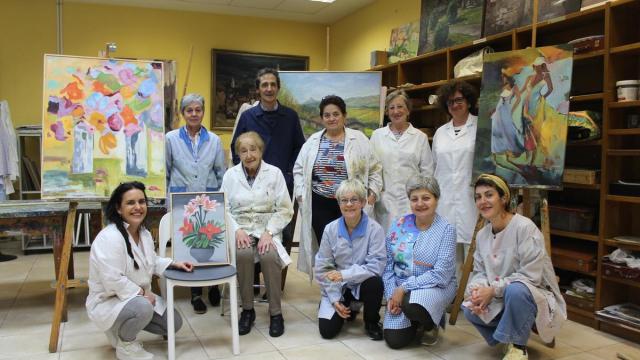 Algunas de las alumnas y alumno del curso y la profesora Ainhoa Cabero (primera por la izquierda). / Anabel Dominguez. Algunas de las alumnas y alumno del curso y la profesora Ainhoa Cabero (primera por la izquierda).