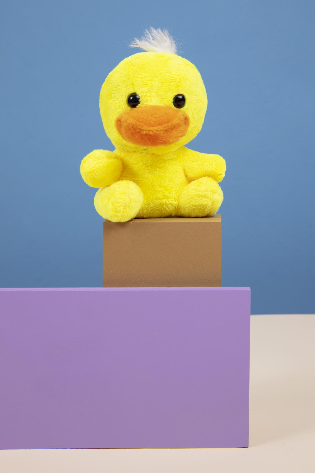 Un pollo amarillo de peluche.