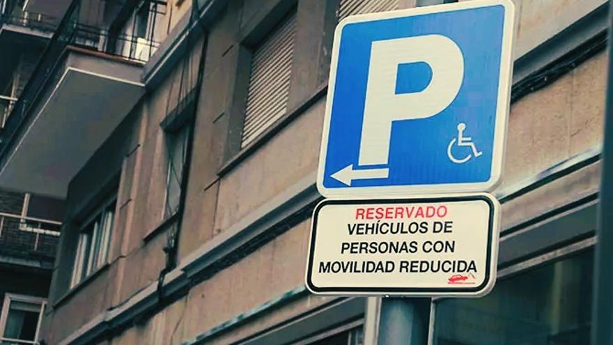 Señal de aparcamiento reservado a personas con movilidad reducida