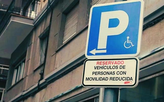Señal de aparcamiento reservado a personas con movilidad reducida