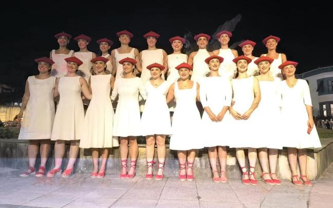 Las cantineras del Alarde de Hondarribia 2026, antes de la presentación por las calles de la ciudad
