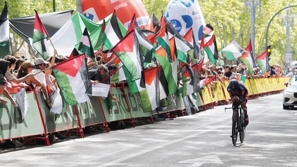 Decenas de banderas palestinas al paso de la Vuelta por Valladolid durante la 18ª etapa.