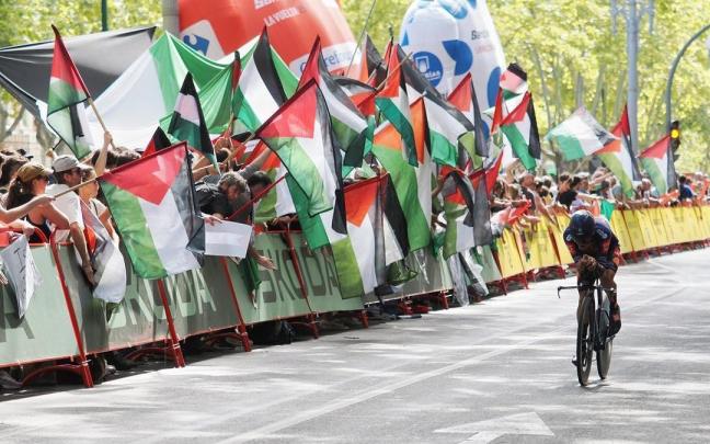 Decenas de banderas palestinas al paso de la Vuelta por Valladolid durante la 18ª etapa.