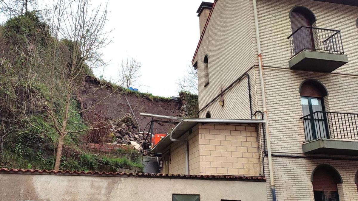 Vista del desprendimiento que se produjo hace unos meses junto a la residencia y que a día de hoy sigue sin ser reparado.