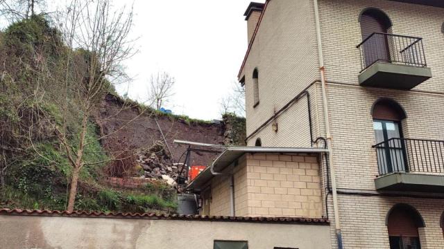 Vista del desprendimiento que se produjo hace unos meses junto a la residencia y que a día de hoy sigue sin ser reparado.