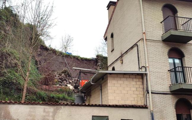 Vista del desprendimiento que se produjo hace unos meses junto a la residencia y que a día de hoy sigue sin ser reparado.